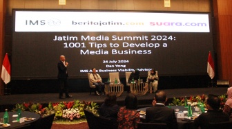 Pemateri memberikan pemaparan saat Jatim Media Summit (JMS) 2024 di Hotel Whiz Luxe Hotel Spasio, Surabaya, Jawa Timur, Kamis (25/7/2024). [Foto dok. JMS 2024]