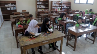 Siswa dan siswi SDN Tugu Solo menikmati menu makan siang gratis dalam uji coba yang berlangsung, Kamis (25/7/2024). Makan bergizi gratis yang merupakan program pasangan presiden dan wakil presiden terpilih, Prabowo Subianto-Gibran Rakabuming Raka.[Suara.com/Ronald Seger Prabowo]