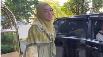 Tak Gengsi! Angelina Sondakh Tinggalkan Alphard Saat ke Pengajian, Mobilnya Jadi Sorotan