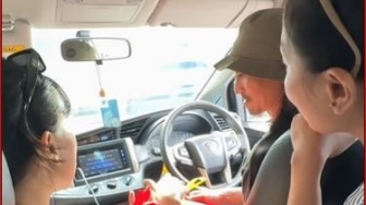 Viral, HP Driver di Bali Reot Diikat Karet, Turis Ini Langsung Inisiatif Belikan Baru