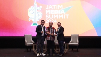 Pj. Gubernur Jatim Adhy Karyono (kiri), CEO Suara.com Suwarjono (kanan) saat memberikan penghargaan di acara Jatim Media Summit (JMS) 2024 di Hotel Whiz Luxe Hotel Spasio, Surabaya, Jawa Timur, Kamis (25/7/2024). [Foto dok. JMS 2024]