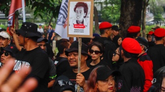 Massa dari unsur badan dan sayap pusat Partai Demokrasi Indonesia Perjuangan (PDIP) saat menggelar aksi di depan gedung Komnas HAM di Jakarta, Jumat (27/7/2024). [Suara.com/Alfian Winanto]