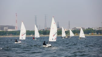 Sejumlah atlet layar beradu kecepatan saat mengikuti pertandingan Jakarta International Sailing Championship 2024 di area Symphony of The Sea, Ancol, Jakarta, Jumat (26/7/2024). [Suara.com/Alfian Winanto]
