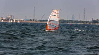 Sejumlah atlet layar beradu kecepatan saat mengikuti pertandingan Jakarta International Sailing Championship 2024 di area Symphony of The Sea, Ancol, Jakarta, Jumat (26/7/2024). [Suara.com/Alfian Winanto]
