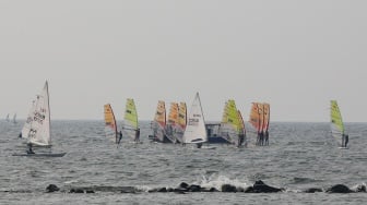 Sejumlah atlet layar beradu kecepatan saat mengikuti pertandingan Jakarta International Sailing Championship 2024 di area Symphony of The Sea, Ancol, Jakarta, Jumat (26/7/2024). [Suara.com/Alfian Winanto]
