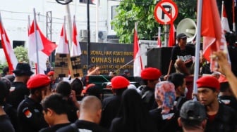 Massa dari unsur badan dan sayap pusat Partai Demokrasi Indonesia Perjuangan (PDIP) saat menggelar aksi di depan gedung Komnas HAM di Jakarta, Jumat (27/7/2024). [Suara.com/Alfian Winanto]