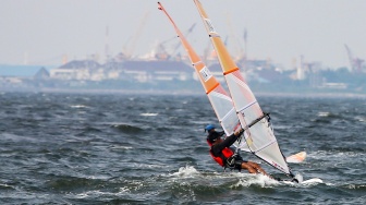 Sejumlah atlet layar beradu kecepatan saat mengikuti pertandingan Jakarta International Sailing Championship 2024 di area Symphony of The Sea, Ancol, Jakarta, Jumat (26/7/2024). [Suara.com/Alfian Winanto]
