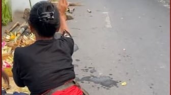 Viral, Ibu Ini Mebanten Sambil Goyang Jadi Sorotan Warganet