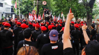 Massa dari unsur badan dan sayap pusat Partai Demokrasi Indonesia Perjuangan (PDIP) saat menggelar aksi di depan gedung Komnas HAM di Jakarta, Jumat (27/7/2024). [Suara.com/Alfian Winanto]