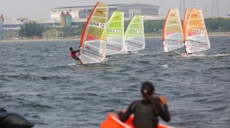 Sejumlah atlet layar beradu kecepatan saat mengikuti pertandingan Jakarta International Sailing Championship 2024 di area Symphony of The Sea, Ancol, Jakarta, Jumat (26/7/2024). [Suara.com/Alfian Winanto]
