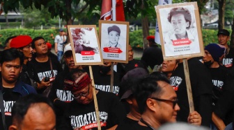 Massa dari unsur badan dan sayap pusat Partai Demokrasi Indonesia Perjuangan (PDIP) saat menggelar aksi di depan gedung Komnas HAM di Jakarta, Jumat (27/7/2024). [Suara.com/Alfian Winanto]