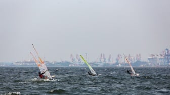 Sejumlah atlet layar beradu kecepatan saat mengikuti pertandingan Jakarta International Sailing Championship 2024 di area Symphony of The Sea, Ancol, Jakarta, Jumat (26/7/2024). [Suara.com/Alfian Winanto]
