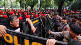 Massa dari unsur badan dan sayap pusat Partai Demokrasi Indonesia Perjuangan (PDIP) saat menggelar aksi di depan gedung Komnas HAM di Jakarta, Jumat (27/7/2024). [Suara.com/Alfian Winanto]