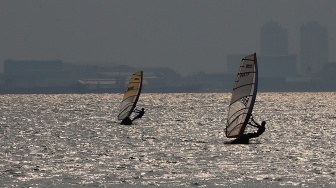 Sejumlah atlet layar beradu kecepatan saat mengikuti pertandingan Jakarta International Sailing Championship 2024 di area Symphony of The Sea, Ancol, Jakarta, Jumat (26/7/2024). [Suara.com/Alfian Winanto]
