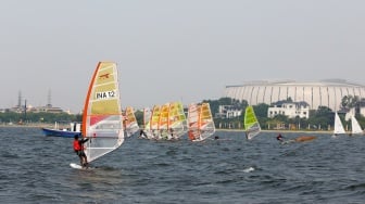 Sejumlah atlet layar beradu kecepatan saat mengikuti pertandingan Jakarta International Sailing Championship 2024 di area Symphony of The Sea, Ancol, Jakarta, Jumat (26/7/2024). [Suara.com/Alfian Winanto]
