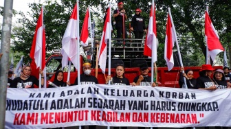 Massa dari unsur badan dan sayap pusat Partai Demokrasi Indonesia Perjuangan (PDIP) saat menggelar aksi di depan gedung Komnas HAM di Jakarta, Jumat (27/7/2024). [Suara.com/Alfian Winanto]