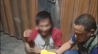 Viral Pria Bertato Nyengir saat Disuruh Polisi Bedah Boneka Isi Sabu-sabu: Biasanya jadi Teman Bobo Nih!