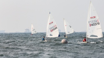 Sejumlah atlet layar beradu kecepatan saat mengikuti pertandingan Jakarta International Sailing Championship 2024 di area Symphony of The Sea, Ancol, Jakarta, Jumat (26/7/2024). [Suara.com/Alfian Winanto]
