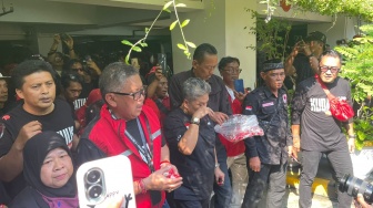 Peristiwa Kudatuli Masih Membekas, Hasto-Ribka Tjiptaning Mewek saat Tabur Bunga di DPP PDIP