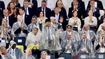 Pakai Jas Hujan Transparan, Begini Momen Prabowo Lambaikan Tangan ke Kontingen RI di Pembukaan Olimpiade Paris