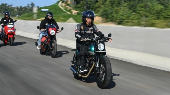 Presiden Joko Widodo dan sejumlah influencer media sosial mengendarai motor melewati Jalan Tol IKN di Balikpapan, Kalimantan Timur, Minggu (28/7/2024). [ANTARA FOTO/Hafidz Mubarak A/Spt]