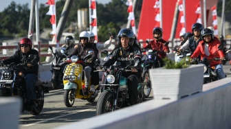 Presiden Joko Widodo (kanan) bersama Menteri PUPR yang juga Plt Kepala Ototiratas IKN Basuki Hadimuljono (kiri) dan Wakil Menteri ATR yang juga Wakil Kepala Otoritas IKN Raja Juli Antoni (belakang kanan) serta sejumlah influencer media sosial mengendarai motor melewati Jalan Tol IKN di Balikpapan, Kalimantan Timur, Minggu (28/7/2024). [ANTARA FOTO/Hafidz Mubarak A/Spt]