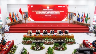 Suasana jalannya rapat pleno terbuka rekapitulasi hasi penghitungan suara tingkat nasional serta penetapan hasil pemilu serentak tahun 2024 di Gedung KPU RI, Jakarta, Minggu (28/7/2024). [Suara.com/Alfian Winanto]
