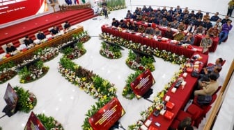 Suasana jalannya rapat pleno terbuka rekapitulasi hasi penghitungan suara tingkat nasional serta penetapan hasil pemilu serentak tahun 2024 di Gedung KPU RI, Jakarta, Minggu (28/7/2024). [Suara.com/Alfian Winanto]
