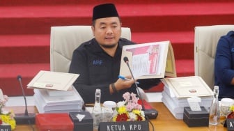 Ketua Komisi Pemilihan Umum (KPU) RI Mochammad Afifuddin saat memimpin rapat pleno terbuka rekapitulasi hasi penghitungan suara tingkat nasional serta penetapan hasil pemilu serentak tahun 2024 di Gedung KPU RI, Jakarta, Minggu (28/7/2024). [Suara.com/Alfian Winanto]
