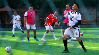 Ketua Umum PSI Kaesang Pangarep saat bermain bola melawan tim dari Calon Kepala Daerah (Cakada) di Lapangan Gaskan Mini Soccer, Jakarta, Senin (29/7/2024). [Suara.com/Alfian Winanto]