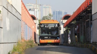 Penumpang saat menaiki bus listrik Transjakarta di Terminal Blok M, Jakarta, Senin (29/7/2024). [Suara.com/Alfian Winanto]