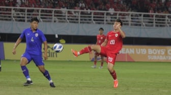 Striker Timnas Indonesia U-19, Arlyansyah Abdulmanan gagal menerima umpan dari rekannya dalam laga final Piala AFF U-19 2024 di Stadion Gelora Bung Tomo, Surabaya, Senin (29/7/2024). [Suara.com/Ronald Seger Prabowo]