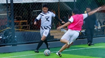 Ketua Umum PSI Kaesang Pangarep saat bermain bola melawan tim dari Calon Kepala Daerah (Cakada) di Lapangan Gaskan Mini Soccer, Jakarta, Senin (29/7/2024). [Suara.com/Alfian Winanto]