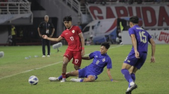 Bek Timnas Indonesia U-19, Muhammad Mulfi Hidayat ditekel pemain Thailand, Dutsadee Buranajutanon dalam laga final Piala AFF U-19 2024 di Stadion Gelora Bung Tomo, Surabaya, Senin (29/7/2024). [Suara.com/Ronald Seger Prabowo]