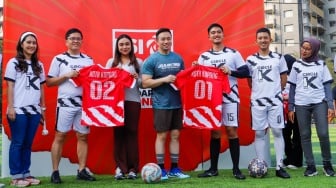 Ketua Umum Partai Solidaritas Indonesia (PSI), Kaesang Pangarep (kanan) memberikan jersey kepada Calon Kepala Daerah (Cakada) di Lapangan Gaskan Mini Soccer, Jakarta, Senin (29/7/2024). [Suara.com/Alfian Winanto]