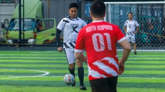 Ketua DPP PSI Kaesang Pangarep saat bermain bola melawan tim dari Calon Kepala Daerah (Cakada) di Lapangan Gaskan Mini Soccer, Jakarta, Senin (29/7/2024). [Suara.com/Alfian Winanto]