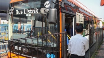 Penumpang saat menaiki bus listrik Transjakarta di Terminal Blok M, Jakarta, Senin (29/7/2024). [Suara.com/Alfian Winanto]