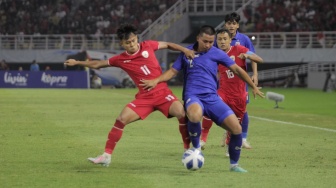 Gelandang Timnas Indonesia U-19 Riski Afrisal berduel dengan pemain Thailand dalam laga final Piala AFF U-19 2024 di Stadion Gelora Bung Tomo, Surabaya, Senin (29/7/2024). [Suara.com/Ronald Seger Prabowo]