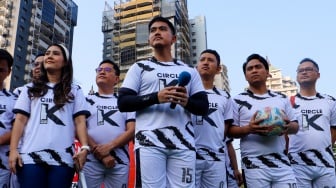 Ketua Umum Partai Solidaritas Indonesia (PSI), Kaesang Pangarep (tengah) bersama jajaran PSI saat memberikan pernyataan pers di Lapangan Gaskan Mini Soccer, Jakarta, Senin (29/7/2024). [Suara.com/Alfian Winanto]