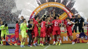 Pecah! Momen Timnas Indonesia U-19 Angkat Trofi Juara Piala AFF U-19 2024