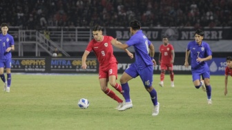 Striker Timnas Indonesia U-19, Jens Raven berusaha melewati adangan pemain Thailand dalam laga final Piala AFF U-19 2024 di Stadion Gelora Bung Tomo, Surabaya, Senin (29/7/2024). [Suara.com/Ronald Seger Prabowo]