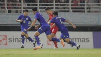 Striker Timnas Indonesia U-19, Jens Raven berusaha melewati adangan sejumlah pemain Thailand dalam laga final Piala AFF U-19 2024 di Stadion Gelora Bung Tomo, Surabaya, Senin (29/7/2024). [Suara.com/Ronald Seger Prabowo]