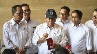 Menteri PUPR yang juga Plt Kepala Otorita IKN Basuki Hadimuljono (tengah) bersama Menteri Perhubungan Budi Karya Sumadi (kiri) Wakil Menteri ATR yang juga Plt Wakil Kepala Otorita IKN Raja Juli Antoni (kanan) memberikan keterangan pers usai mengikuti rapat dengan Presiden Joko Widodo di Istana Garuda IKN, Penajam Paser Utara, Kalimantan Timur, Senin (29/7/2024). [ANTARA FOTO/Hafidz Mubarak A].
