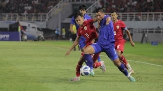 Gelandang Timnas Indonesia U-19, Riski Afrisal berduel dengan pemain Thailand dalam laga final Piala AFF U-19 2024 di Stadion Gelora Bung Tomo, Surabaya, Senin (29/7/2024). [Suara.com/Ronald Seger Prabowo]