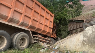 Kecelakaan 2 Truk di Padang Rusak Kedai Lontong Warga, Begini Kronologinya