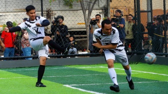 Ketua Umum PSI Kaesang Pangarep (kiri) saat bermain bola melawan tim dari Calon Kepala Daerah (Cakada) di Lapangan Gaskan Mini Soccer, Jakarta, Senin (29/7/2024). [Suara.com/Alfian Winanto]