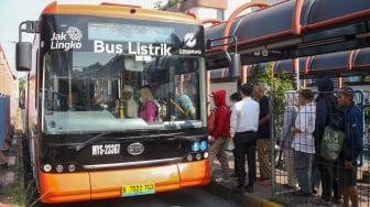 Penumpang saat menaiki bus listrik Transjakarta di Terminal Blok M, Jakarta, Senin (29/7/2024). [Suara.com/Alfian Winanto]