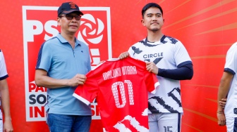 Ketua Umum Partai Solidaritas Indonesia (PSI), Kaesang Pangarep (kanan) memberikan jersey kepada Calon Kepala Daerah (Cakada) di Lapangan Gaskan Mini Soccer, Jakarta, Senin (29/7/2024). [Suara.com/Alfian Winanto]