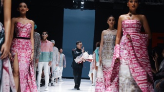 Lukisan Abstrak Hiasi Runway JF3, Kolaborasi Unik Albert Yanuar x Ferdy Thaeras