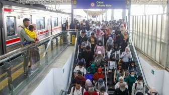 Penumpang menunggu kedatangan Commuterline di Stasiun Manggarai, Jakarta, Selasa (30/7/2024). [Suara.com/Alfian Winanto]